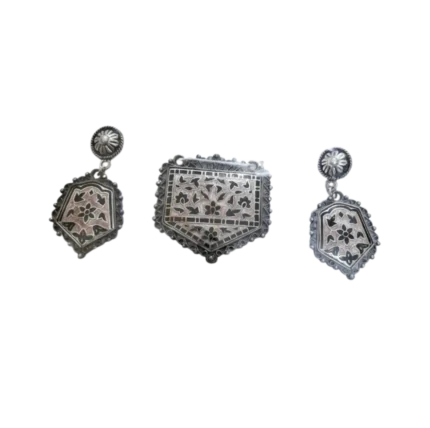 Vintage Style Oxidized Silver Floral Pendant Set (33 gm)