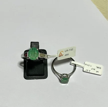 Elegant Sterling Silver Emerald Solitaire Ring (1.51 Carats)