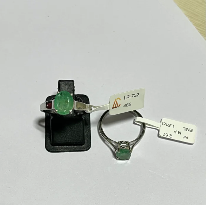 Elegant Sterling Silver Emerald Solitaire Ring (1.51 Carats) - Image 1